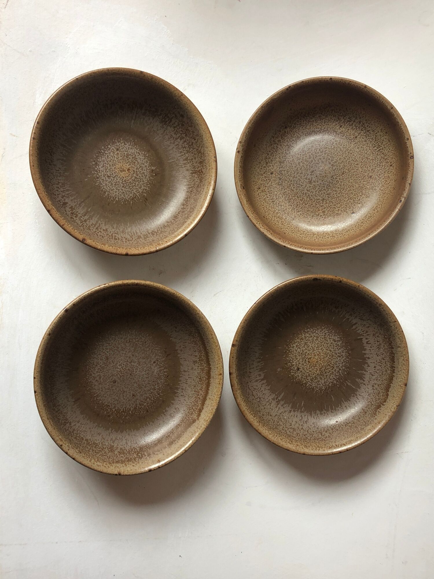 Ensemble de 4 assiettes creuses en grès, “Poterie d'Alésia"