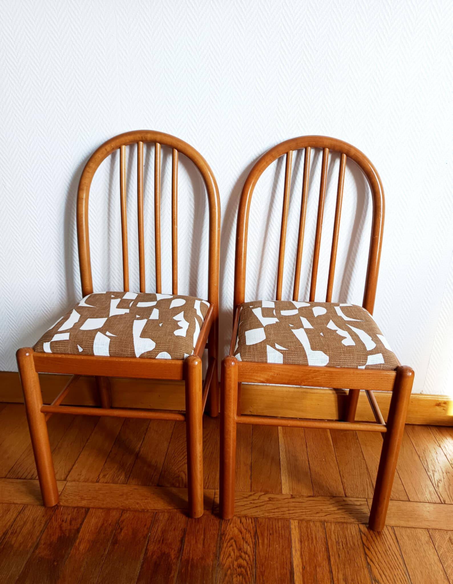 Trois chaises style vintage pin et tissu