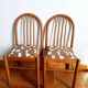 Trois chaises style vintage pin et tissu
