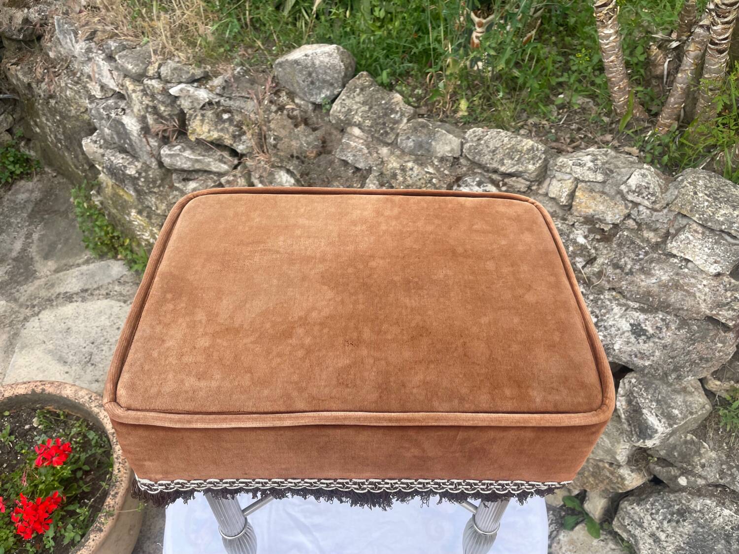 Charmant tabouret en velours marron et métal chromé