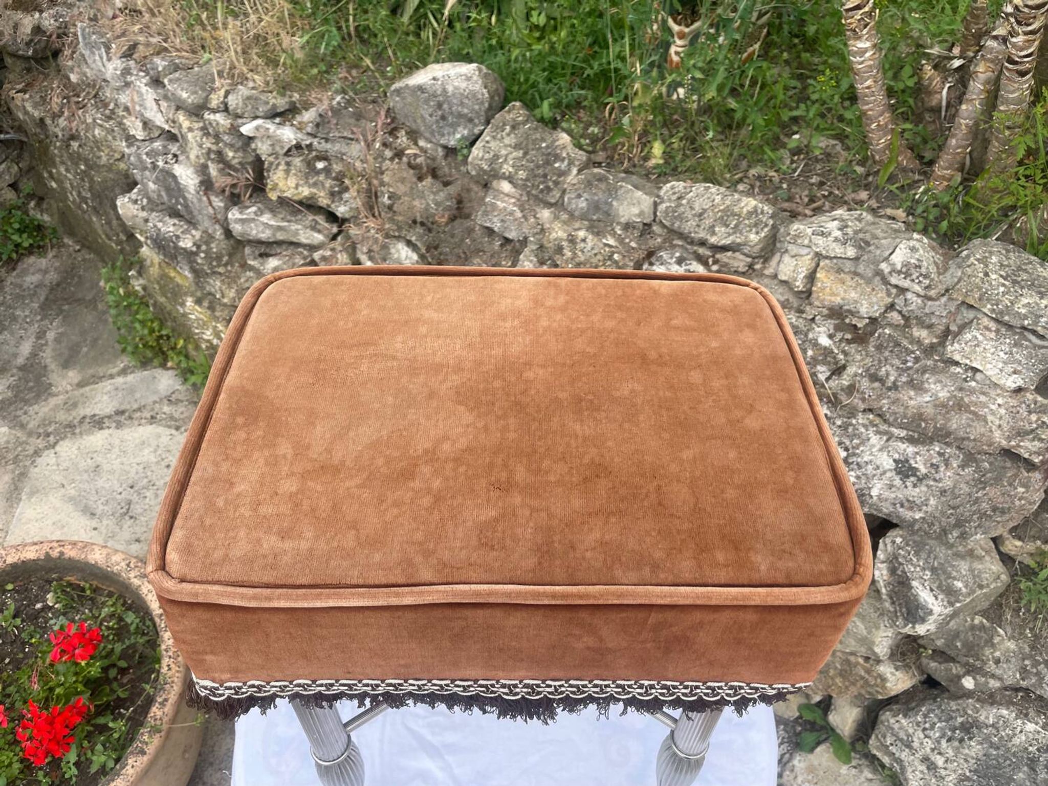 Charming stool in brown velvet and chrome metal