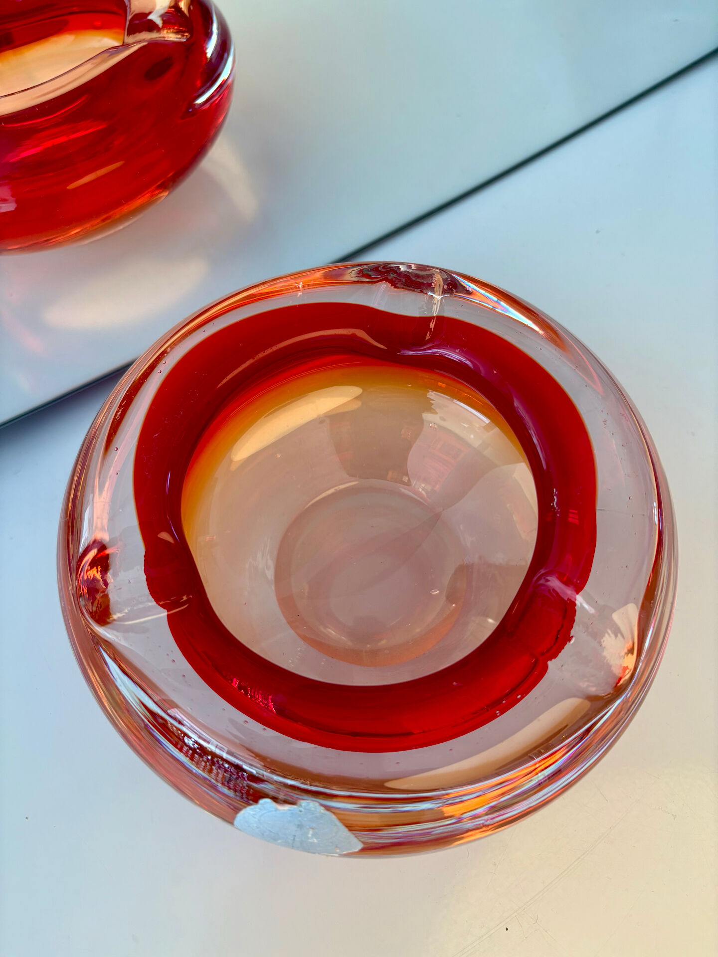 Cendrier bicolore en verre soufflé – Braine-le-Comte