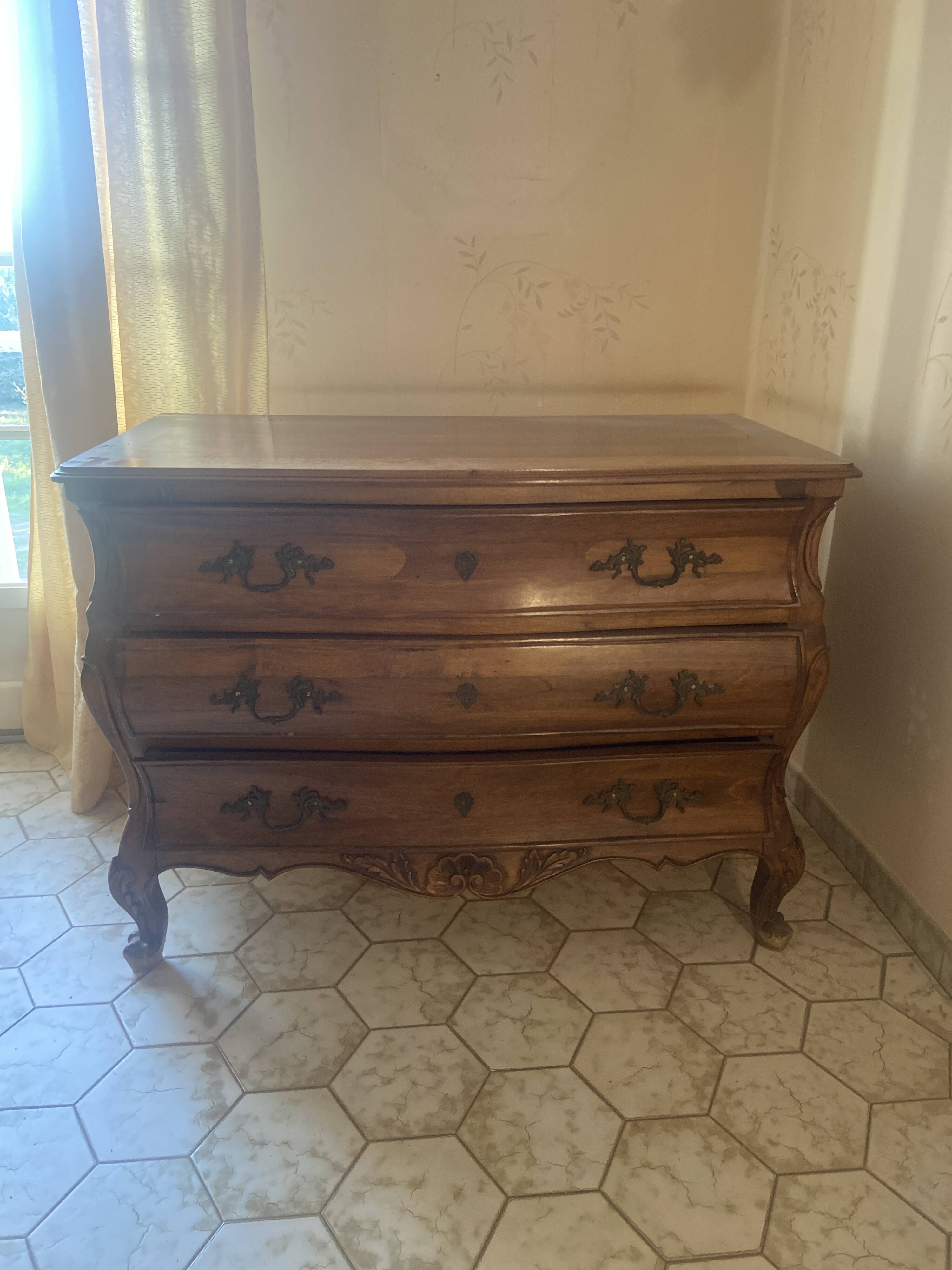 Curved commode with three drawers in light wood, Louis XV style.