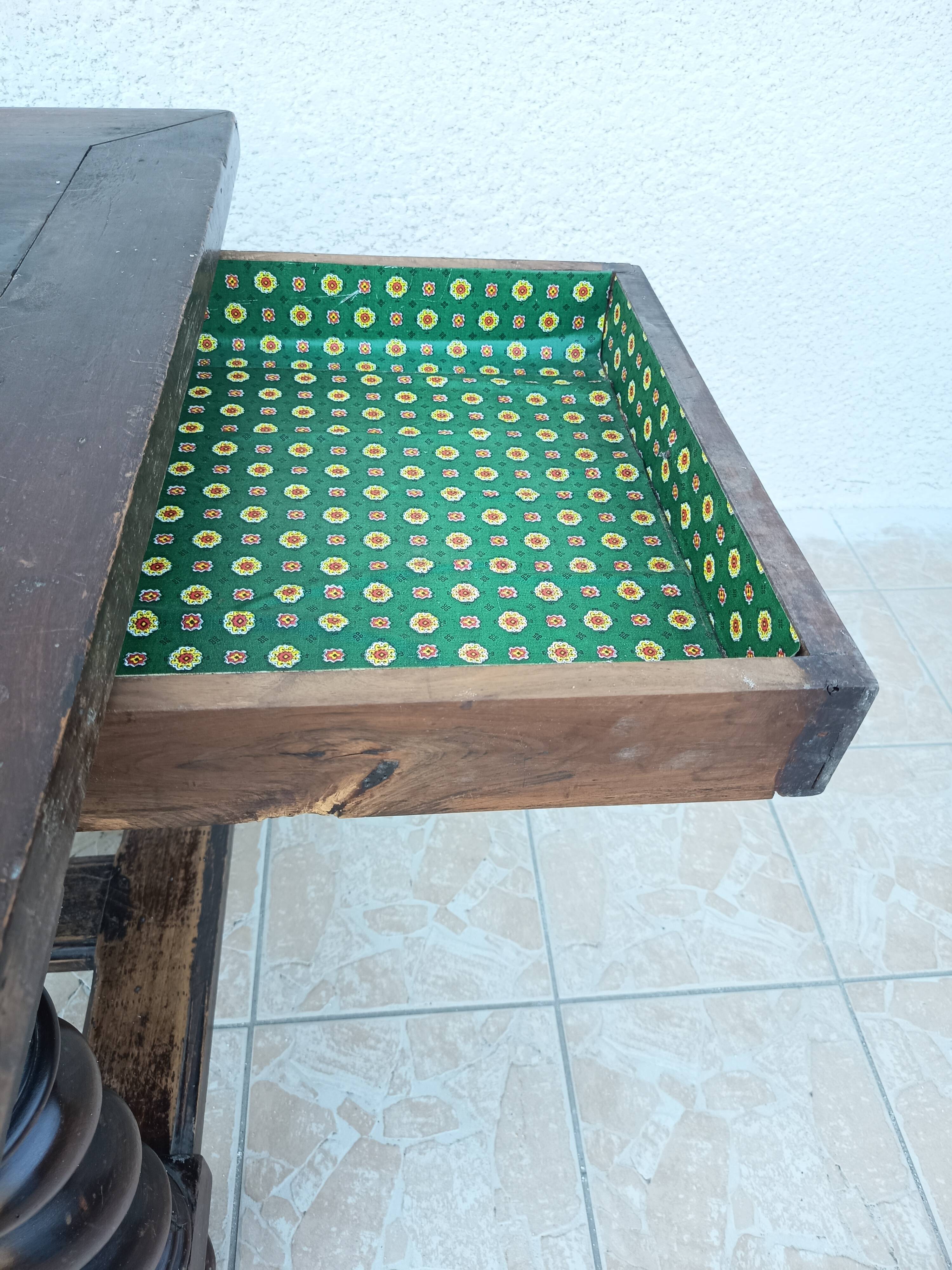 Louis XIII walnut table from the 19th century.