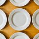 12 Assiettes plates en grès moucheté vintage