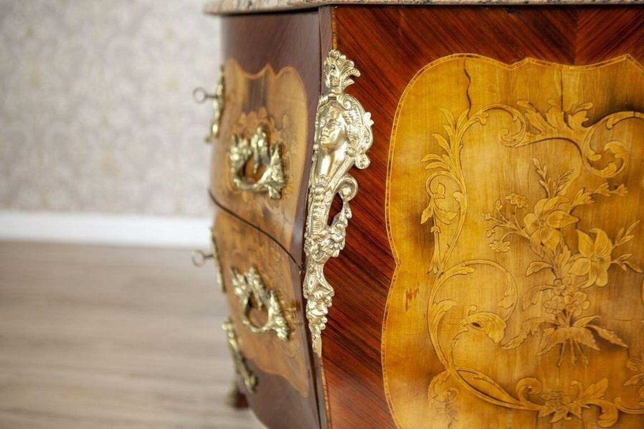 Commode de style français avec dessus en granit, années 1890.