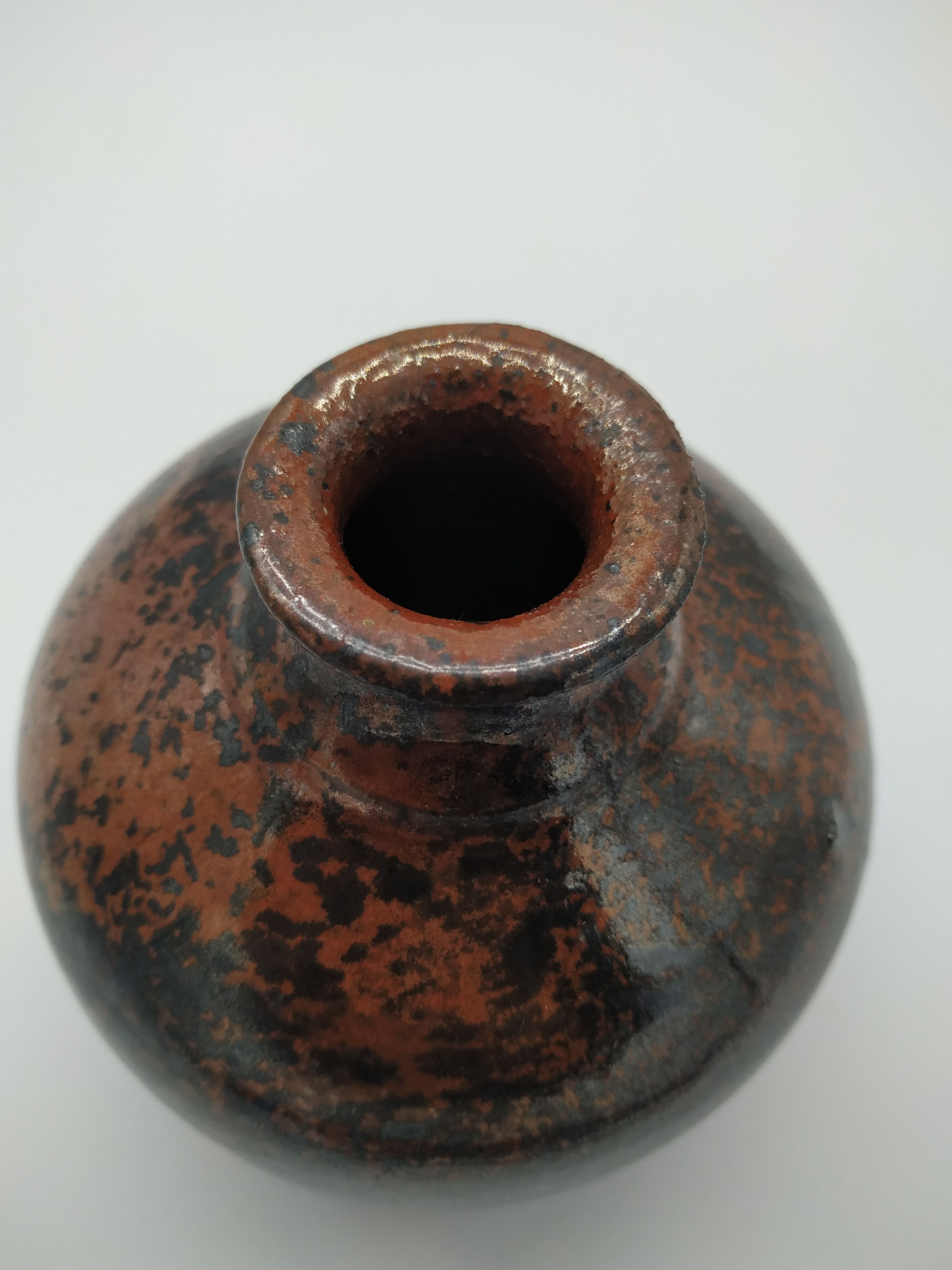 Vase bottle in sandstone pyrity