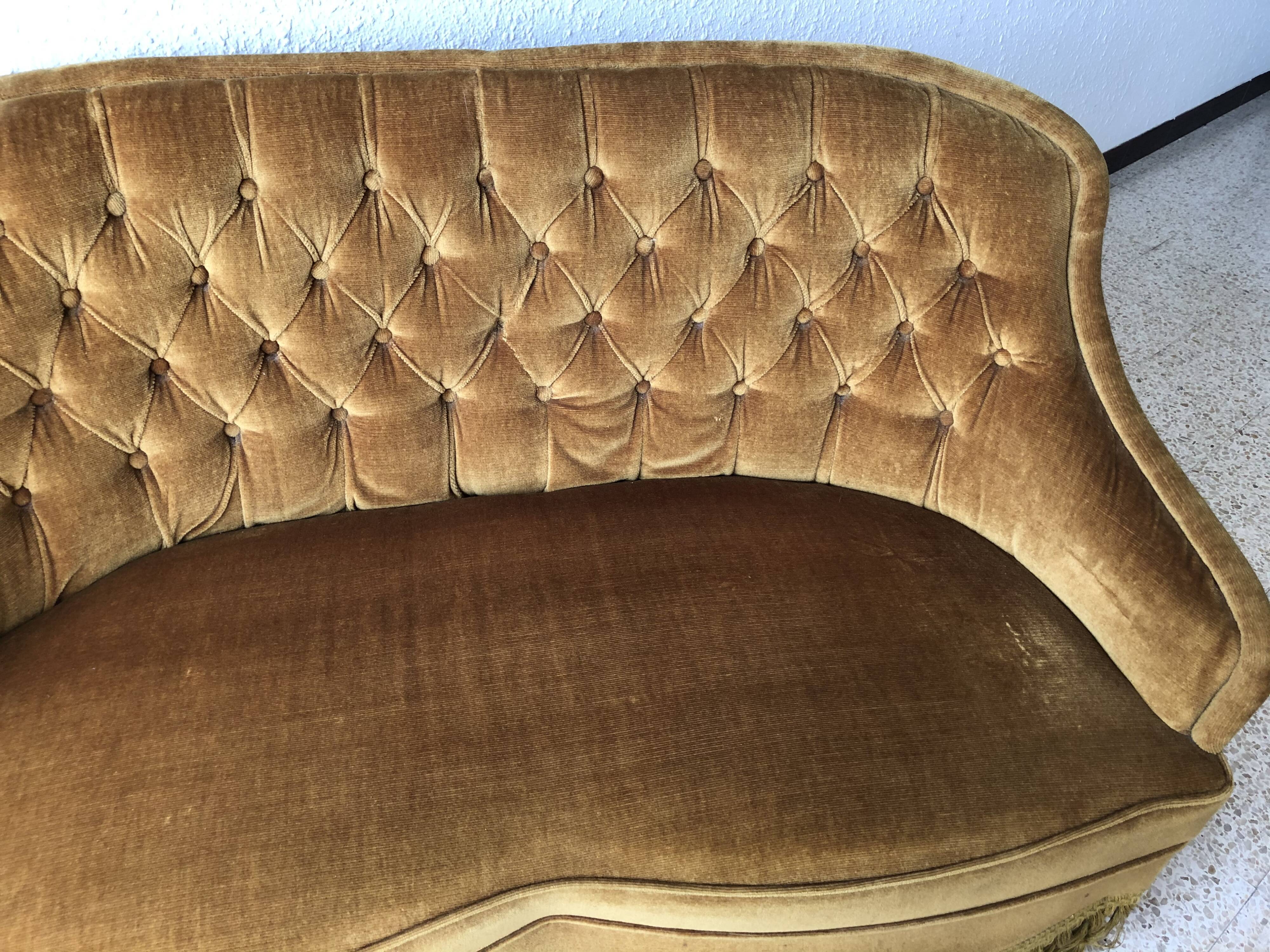 Banquette crapaud vintage capitonnée en velours or