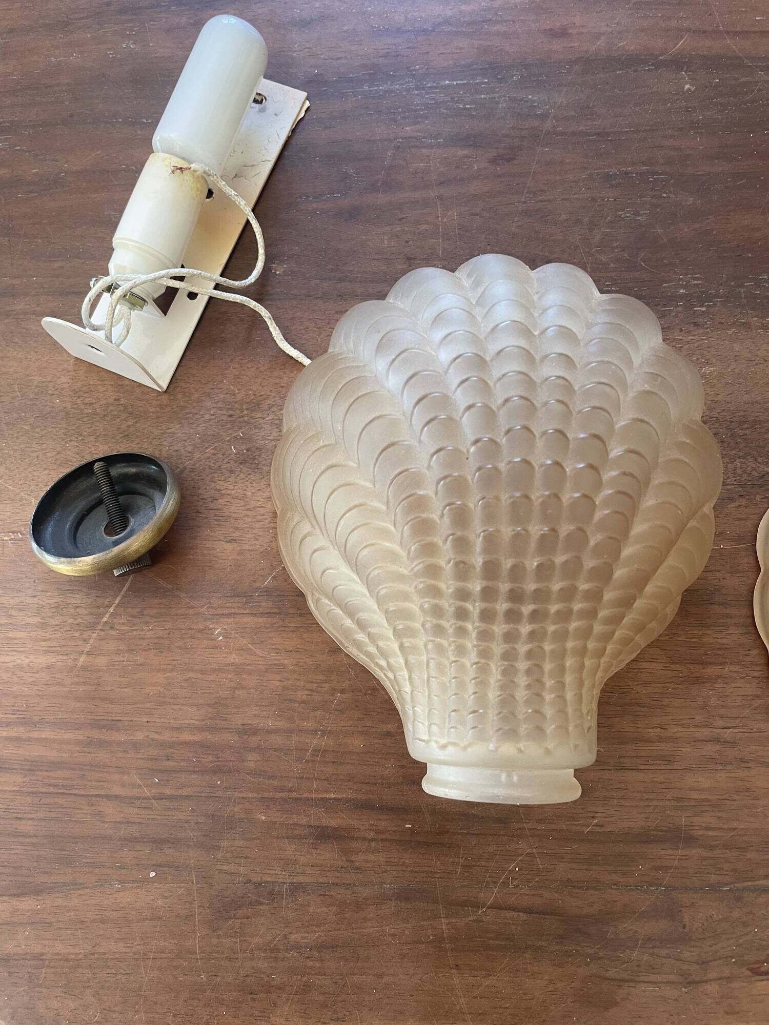 Pair of shell wall lights in frosted glass in Art Deco style.