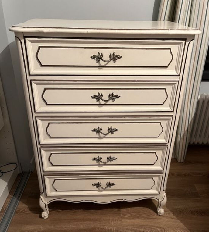 Painted weekly commode