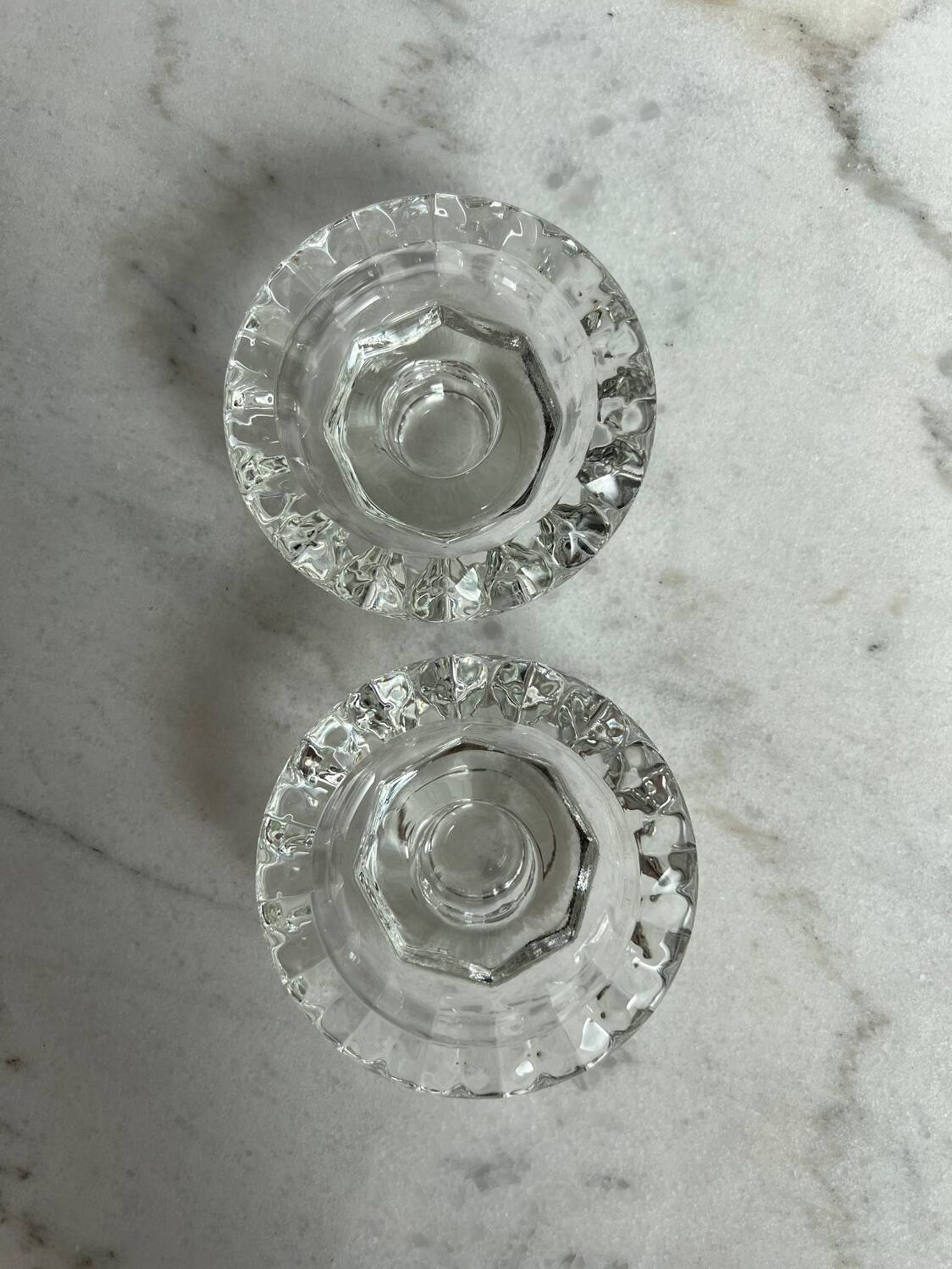 Lot de 2 bougeoirs en verre moulé