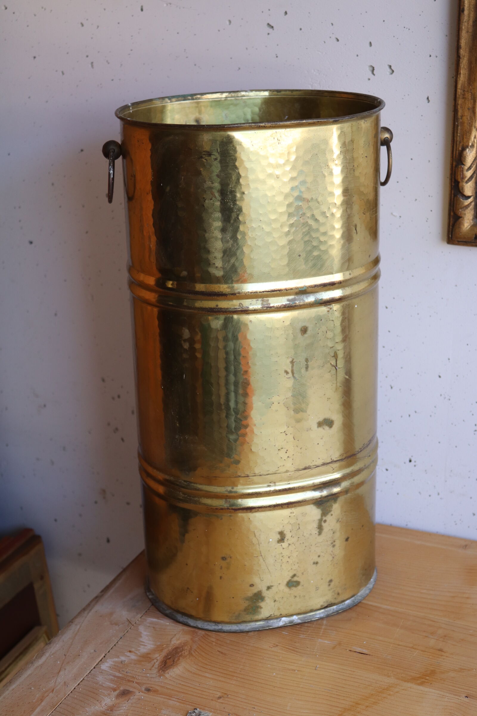 Porte-parapluie ancien en métal doré martelé.