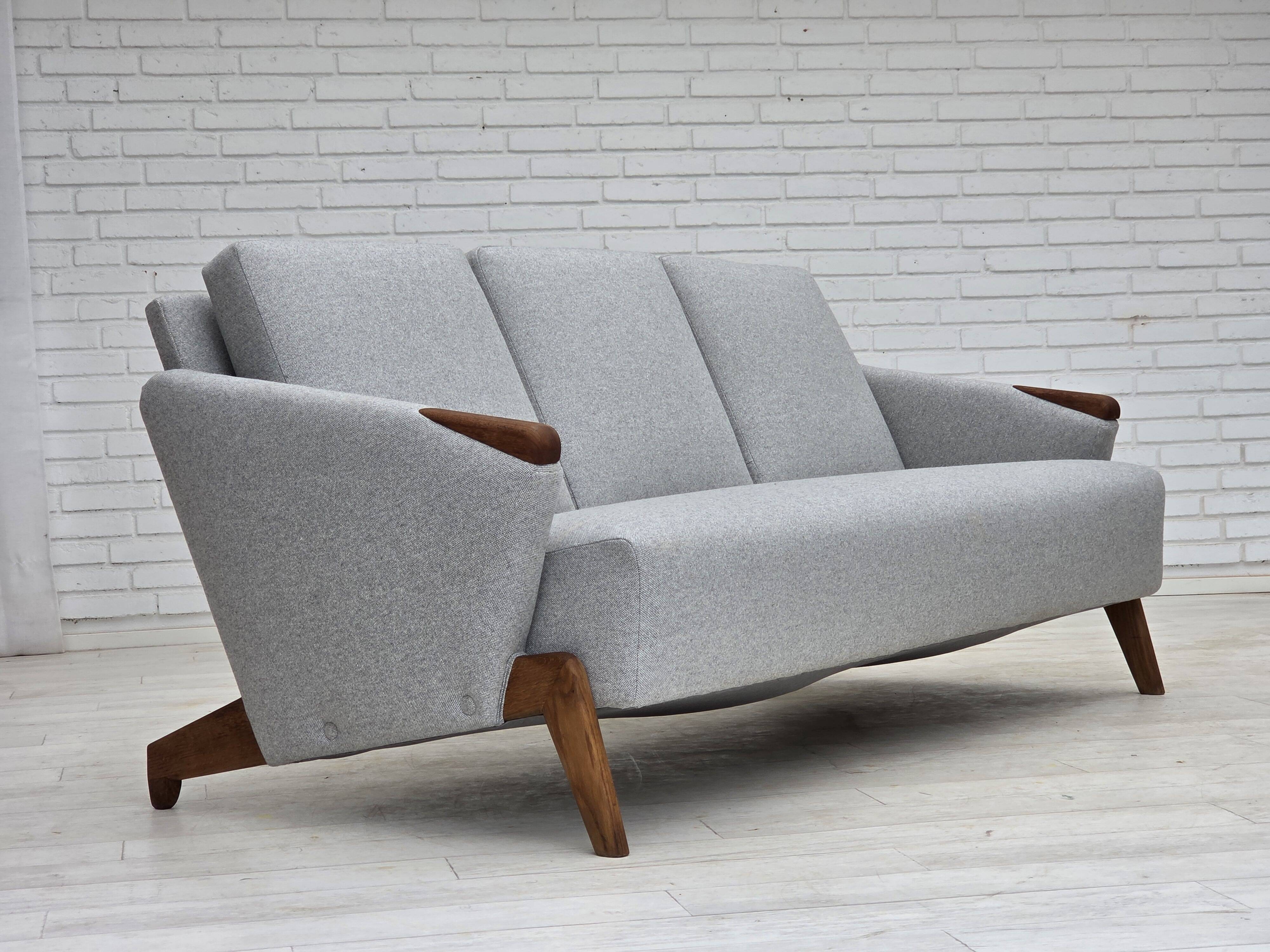 Design danois par Arne Hovmand-Olsen, canapé 3 places modèle 490, refait à neuf.