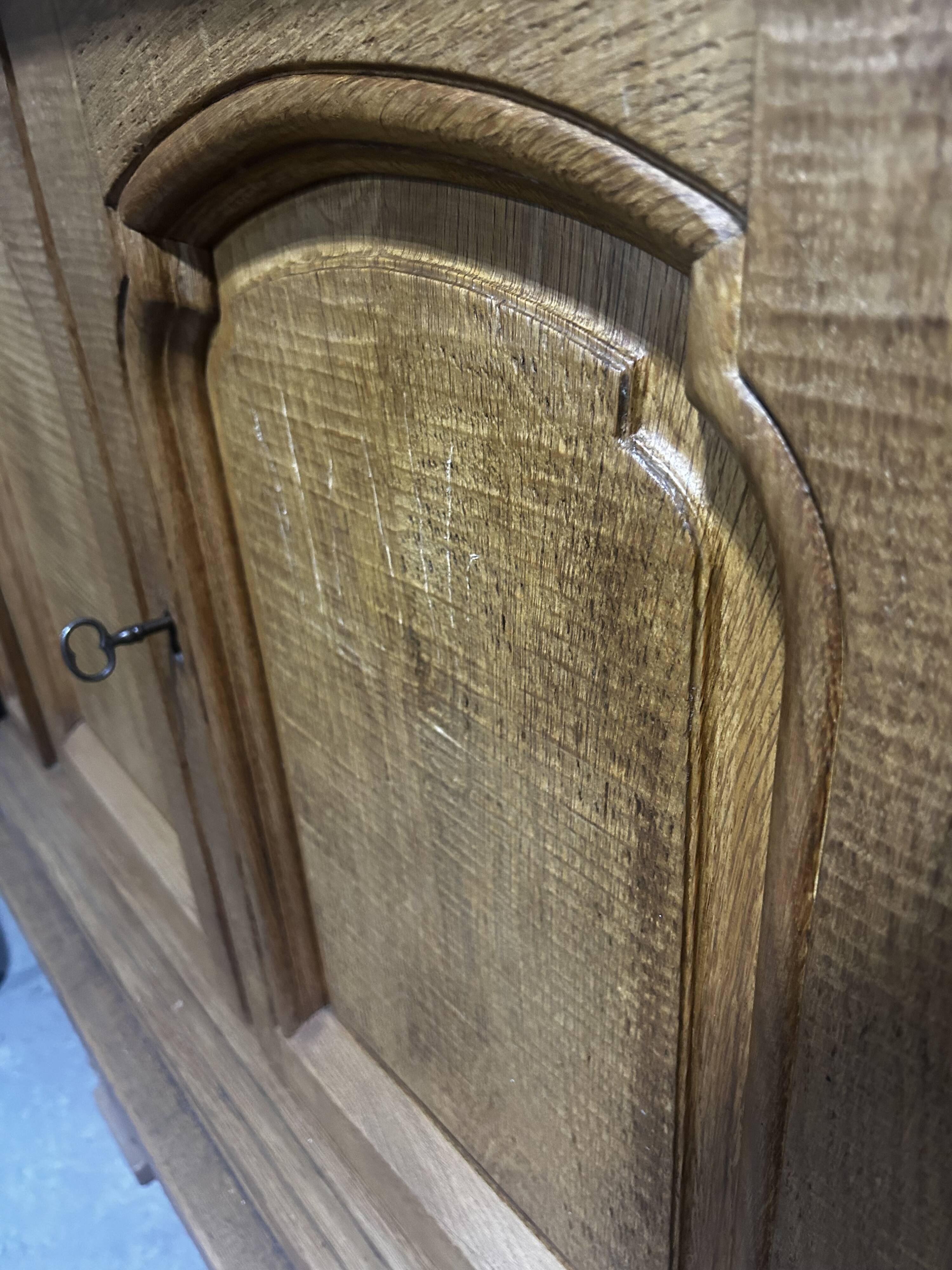 Meuble bas en chêne massif clair, 1940