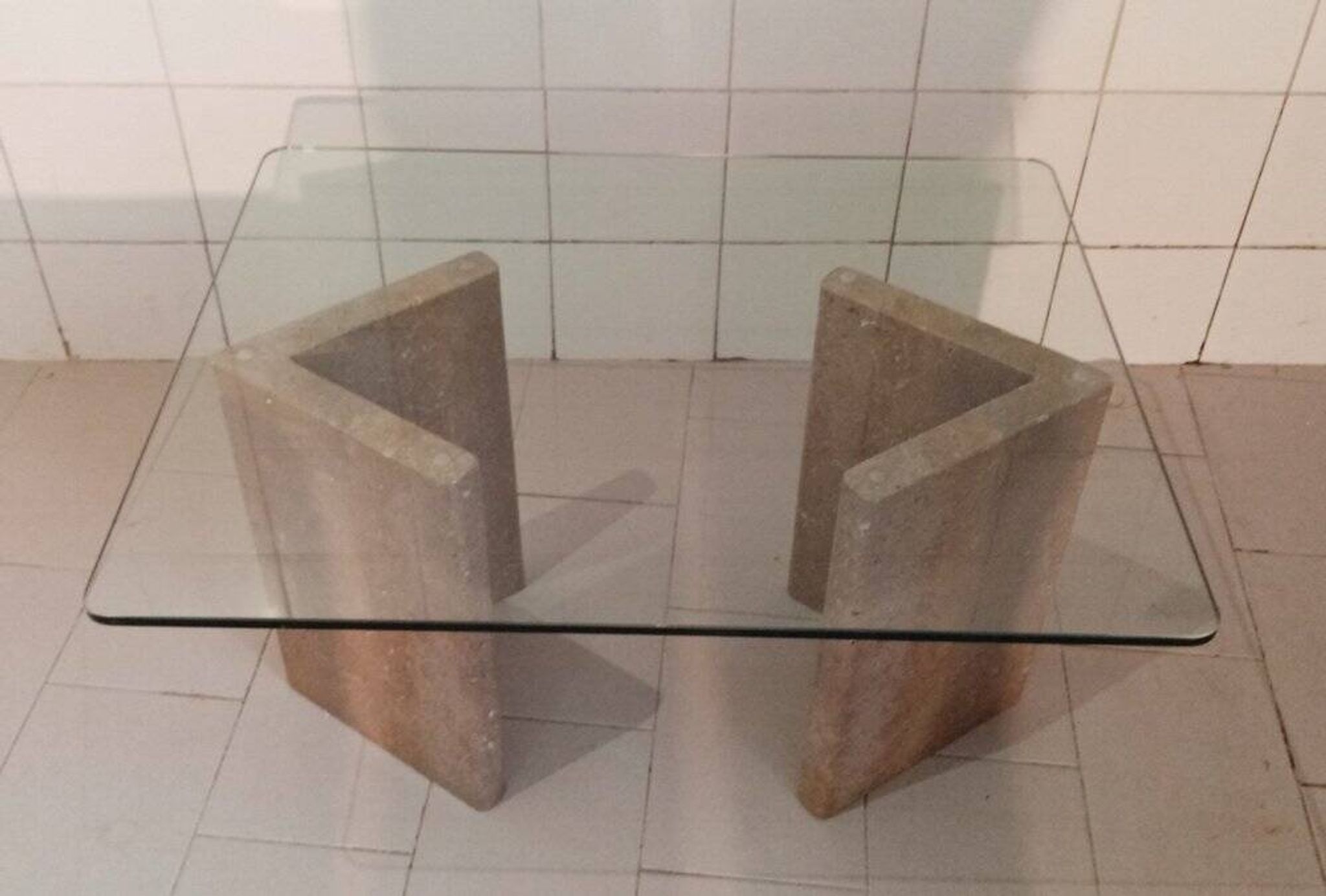Table basse avec base en travertin et plateau en verre, années 1980.