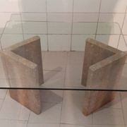 Table basse avec base en travertin et plateau en verre, années 1980.