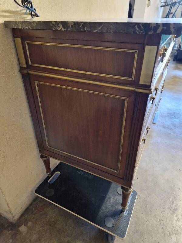 Mahogany commode with mahogany veneer from the Louis XVI period - late 18th century.