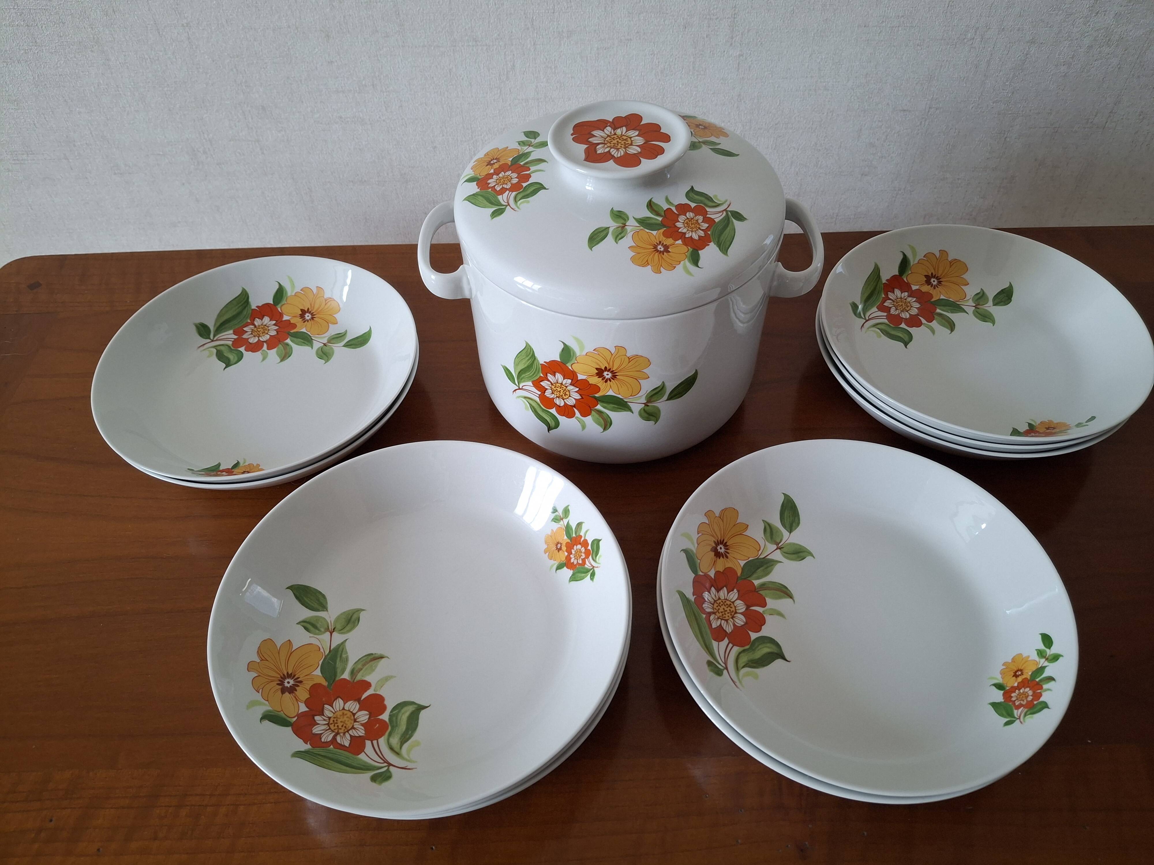 Vintage table service in Italian porcelain "Royal" with floral decoration.