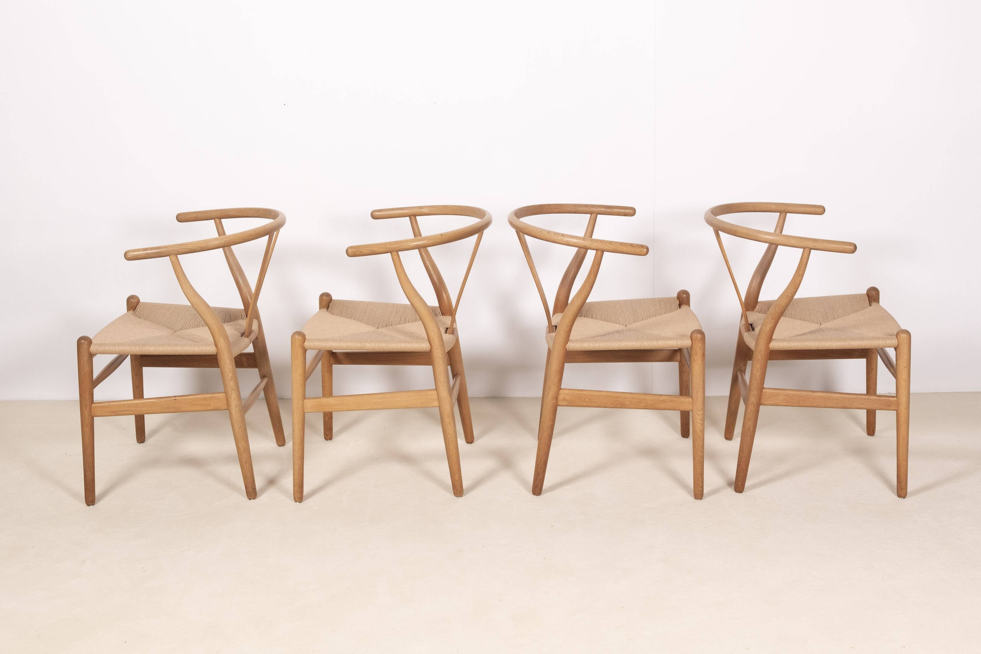 4x Chaise Wishbone CH24 de Hans J. Wegner en chêne, 1990