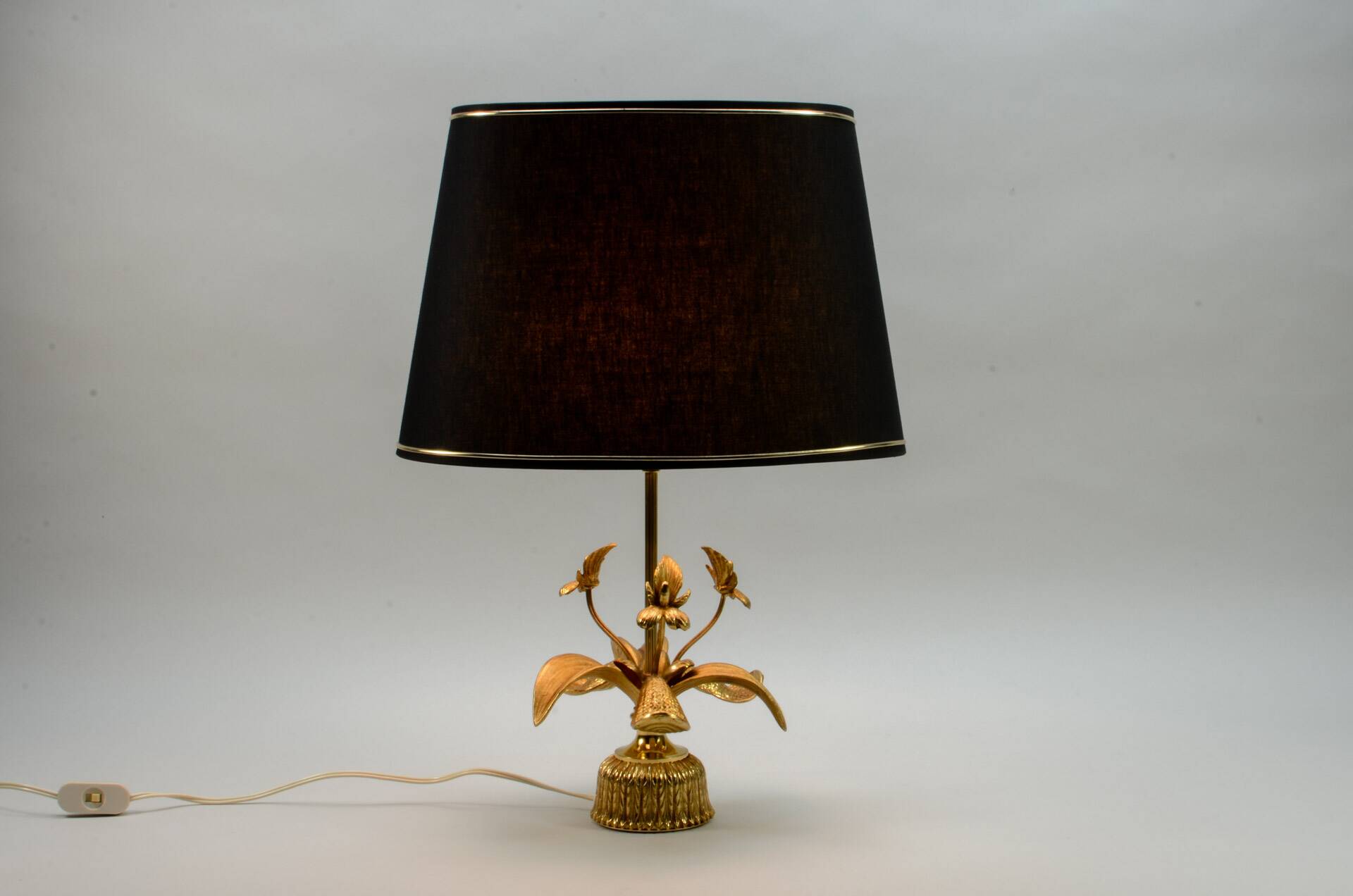 Exclusive Mid-Century Design Brass 'Fleur de Lis' Table Lamp, 1960s