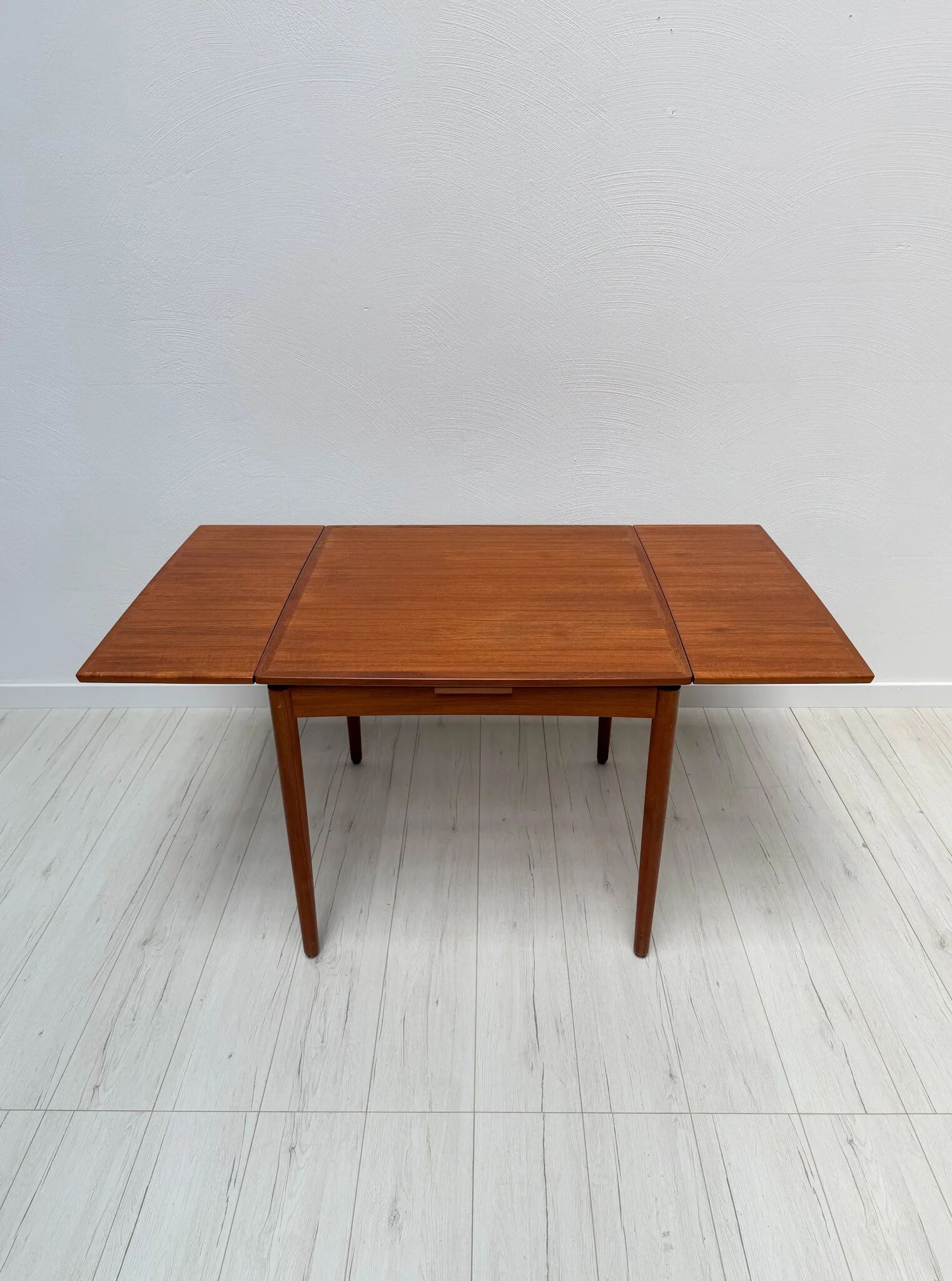 1960s vintage mid-century Danish teak extendable dining table by Poul Hundvad for Hundevad & Co.