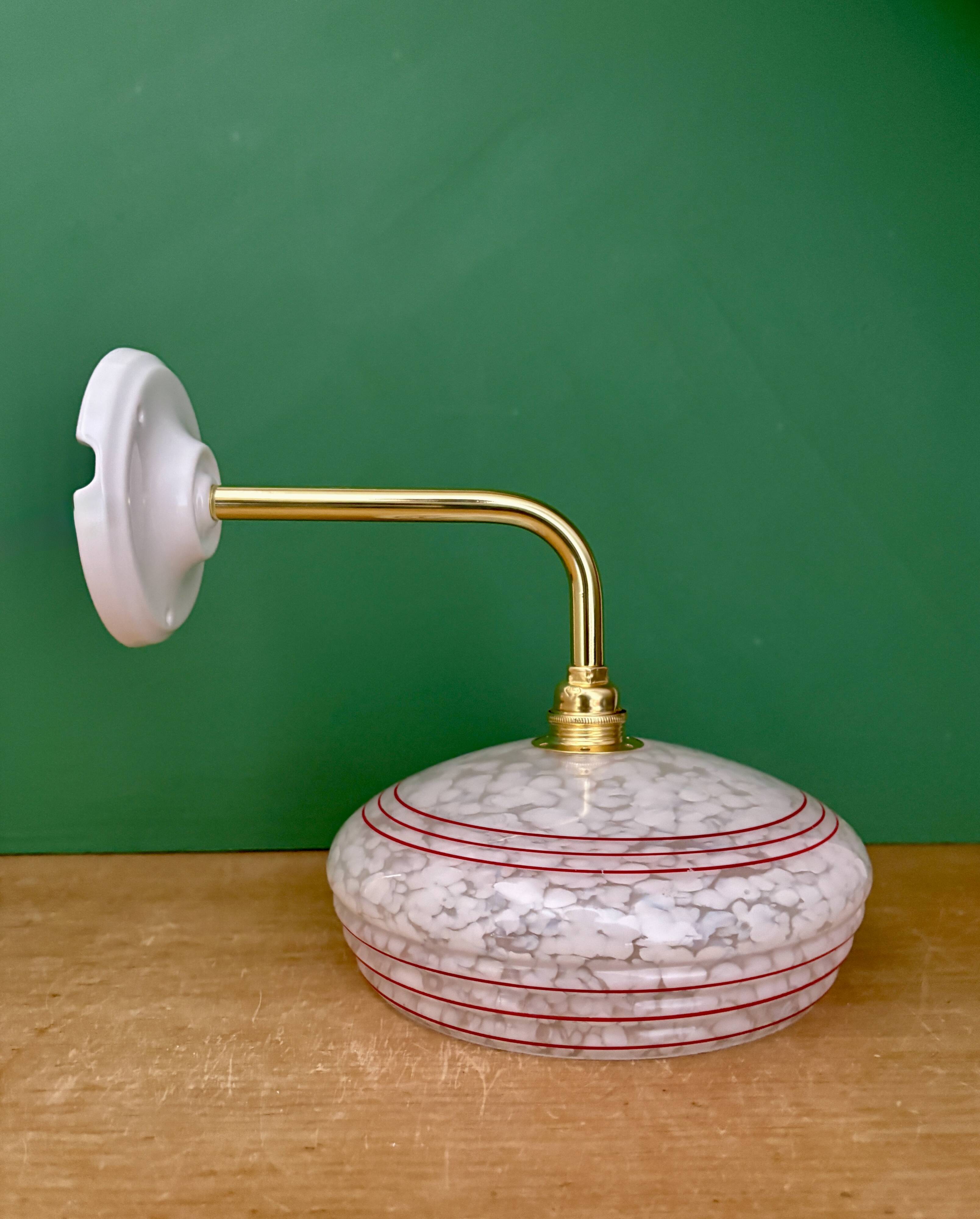 Applique coudée abat-jour vintage en verre de clichy blanc liserés rouges