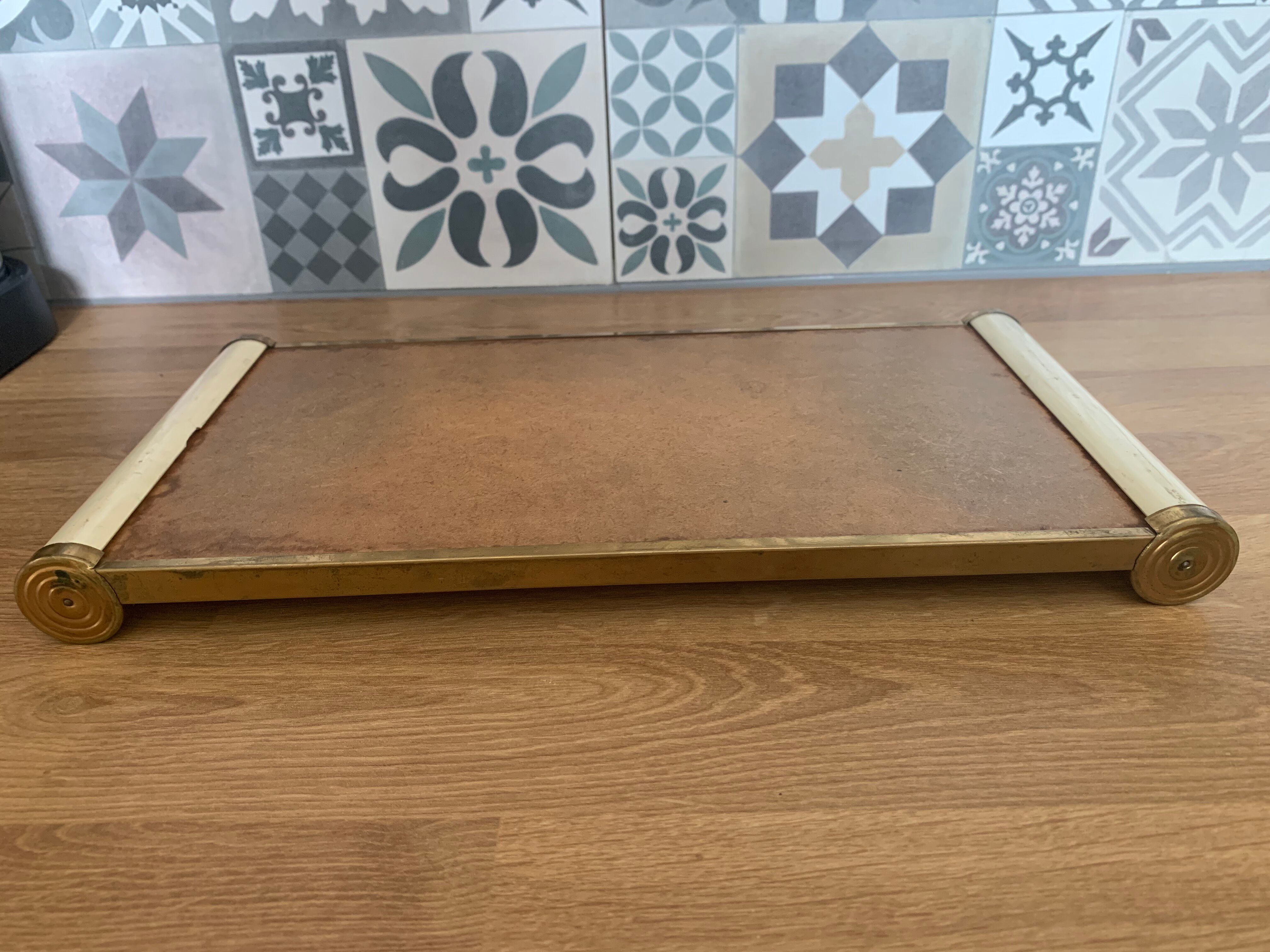 Vintage 1950s roller mirror plateau in very good condition.