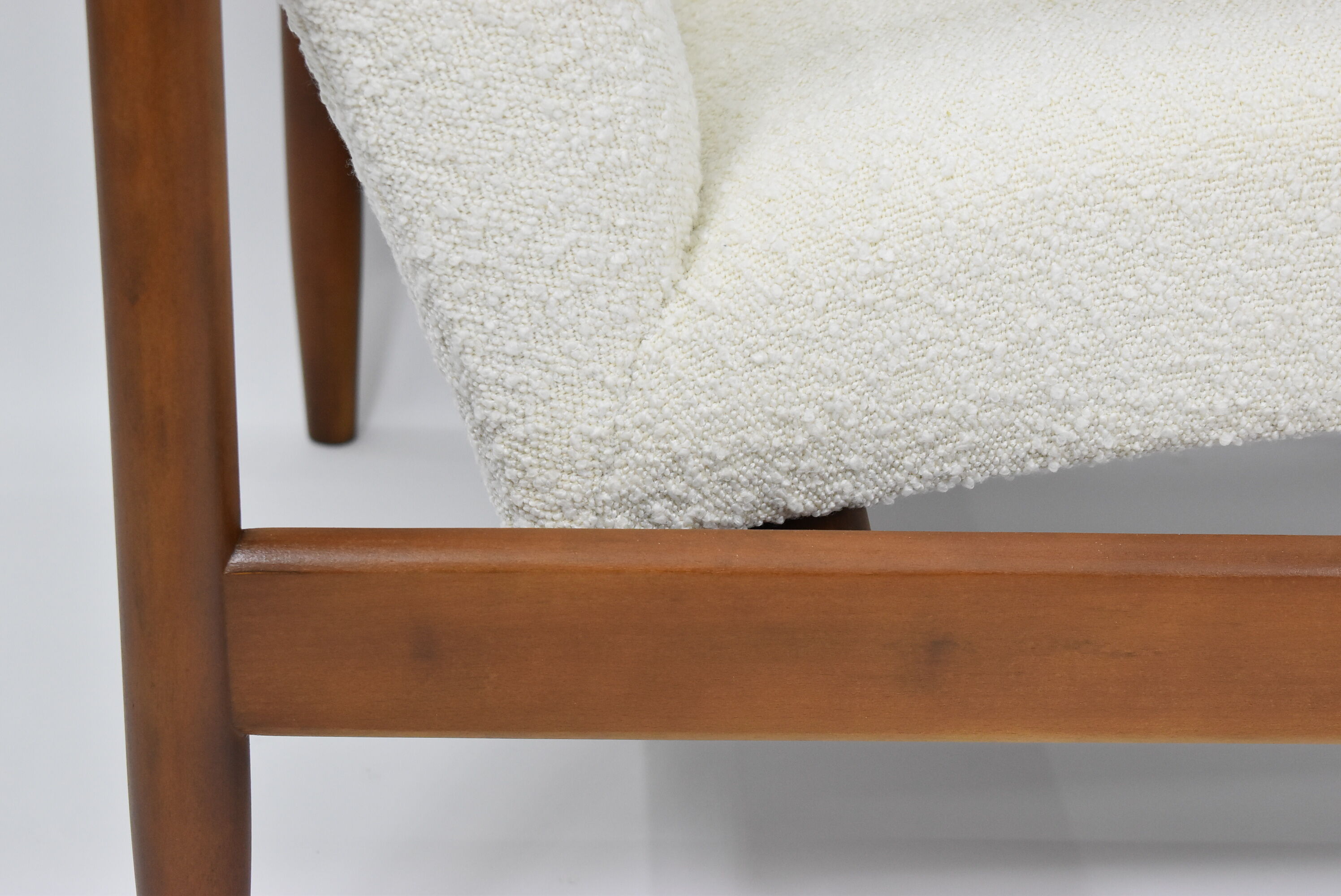 Fauteuil vintage original restauré poil de bras, designer E. Homma, années 1960, blanc bouclé