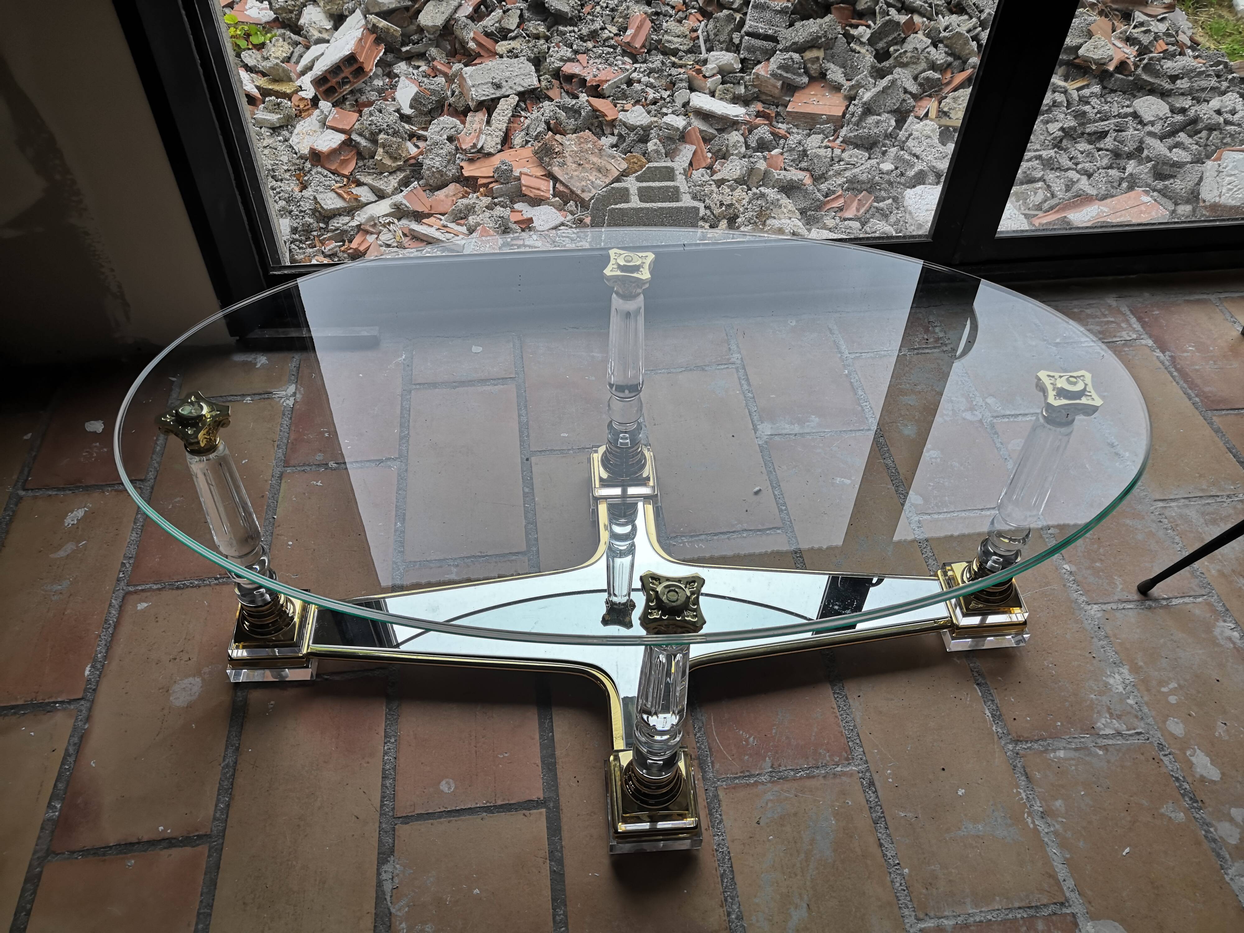 Glass and plexiglas coffee table altuglas