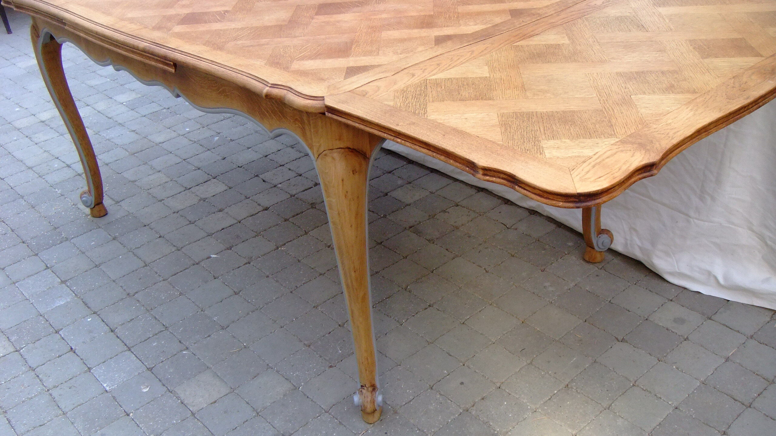 Italian table in clear chechen