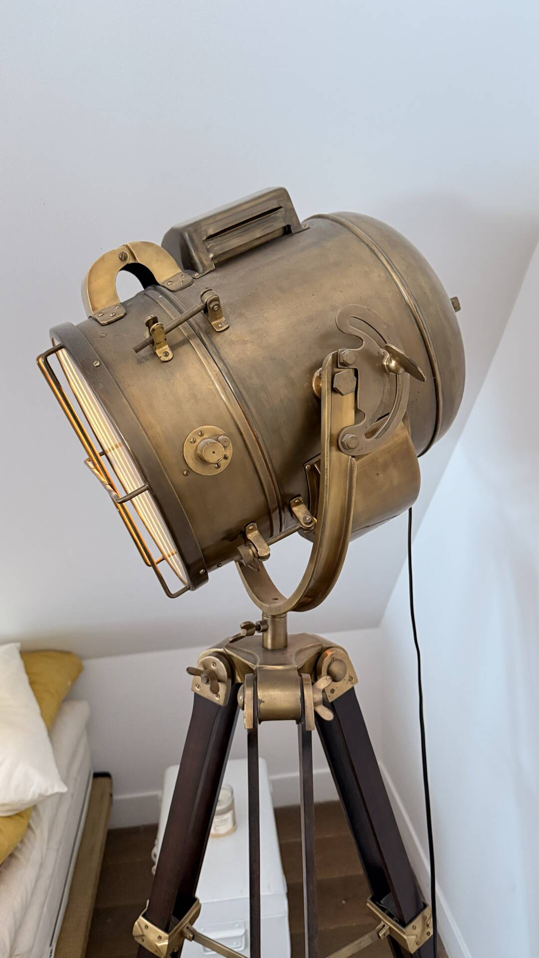 Lampe projecteur marine Maison Coloniale – laiton et acajou mas