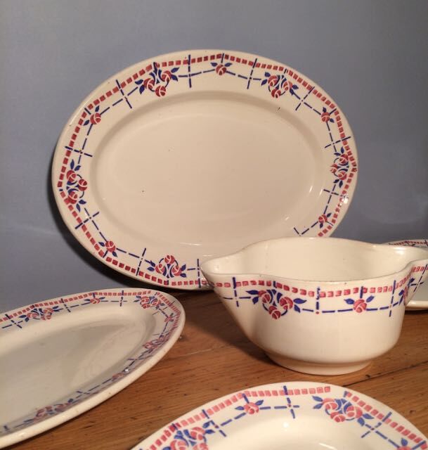 Together 4 ramekins, flat oval and sauce