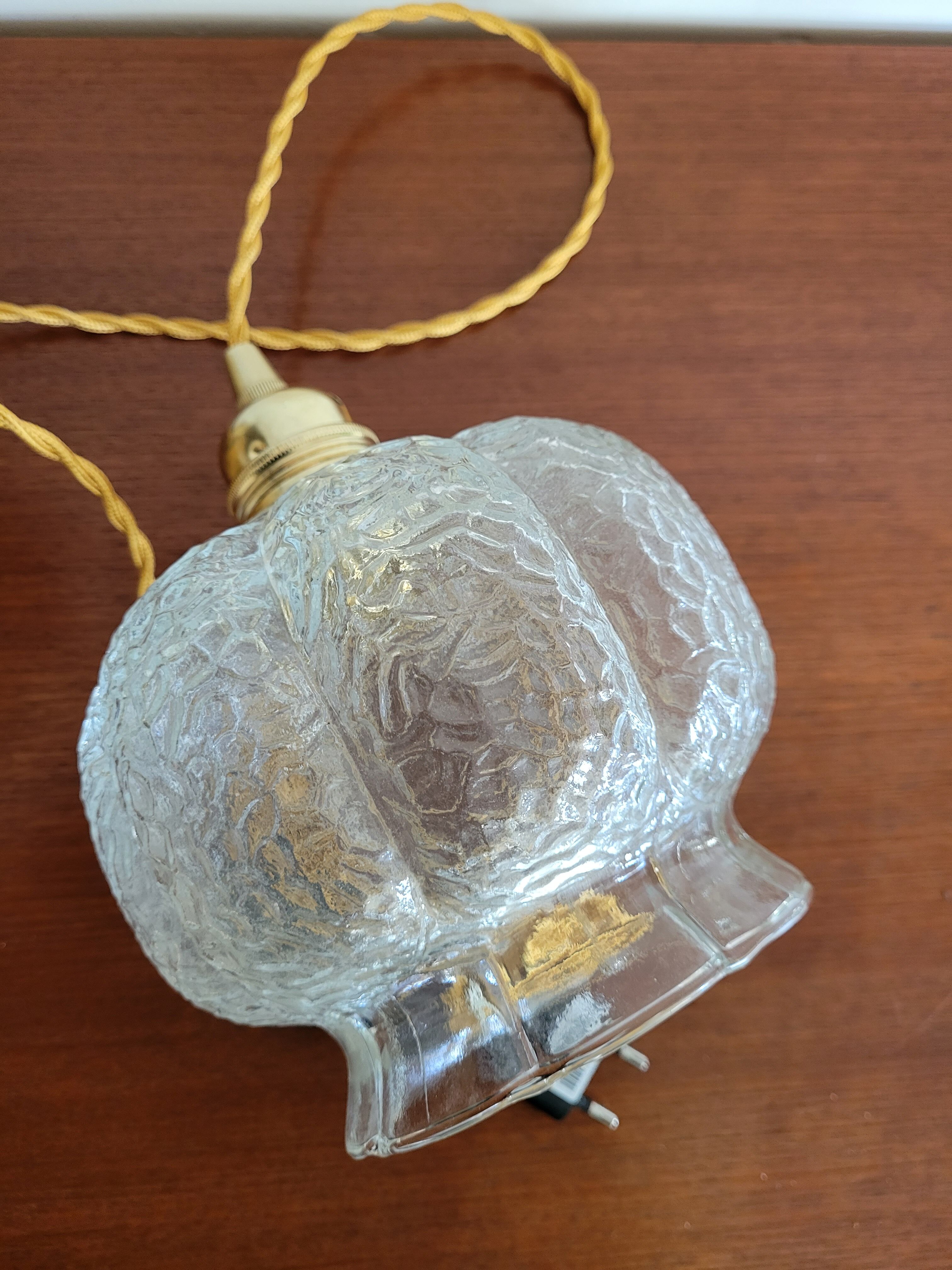 Moulded glass globe walking lamp