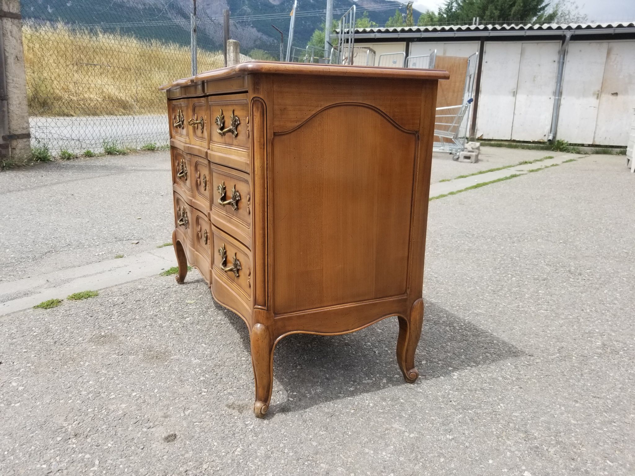 Commode arbalète de style Louis XV 3 tiroirs en noyer