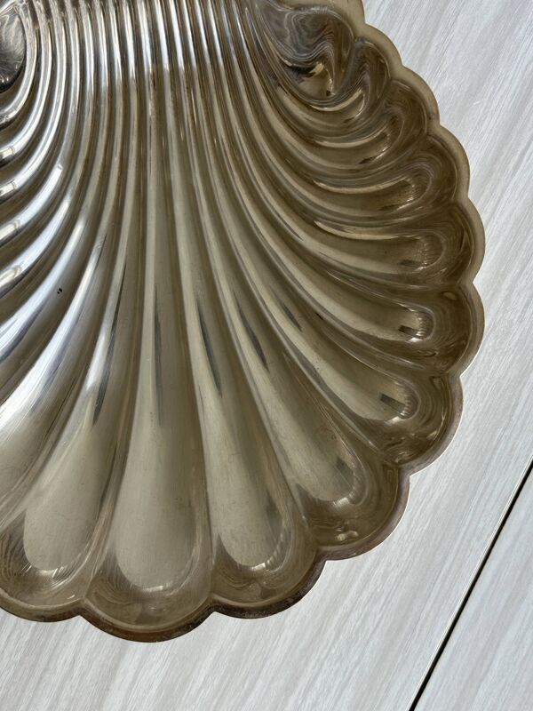 grand plat en métal argenté en forme de coquillage