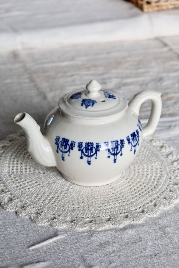 Théière ancienne Saint-Uze terre d'acier motif bleu cobalt