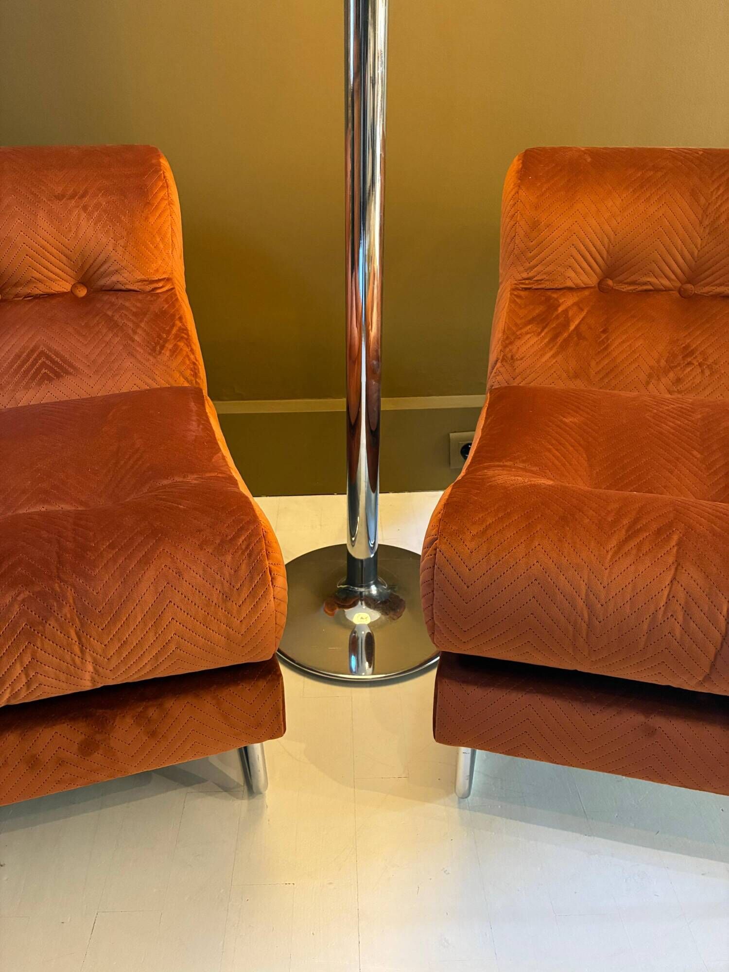 Paire de chauffeuse Bossa Nova velours et chrome