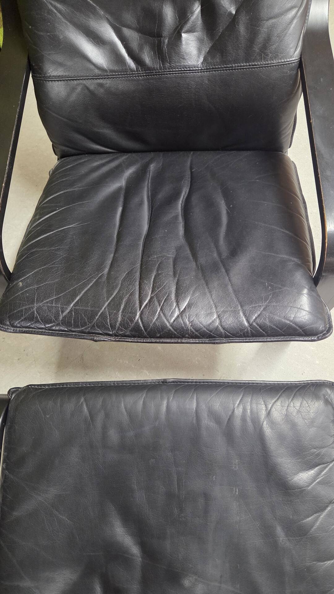 Fauteuil vintage IKEA années 1980 Cuir noir & ottoman