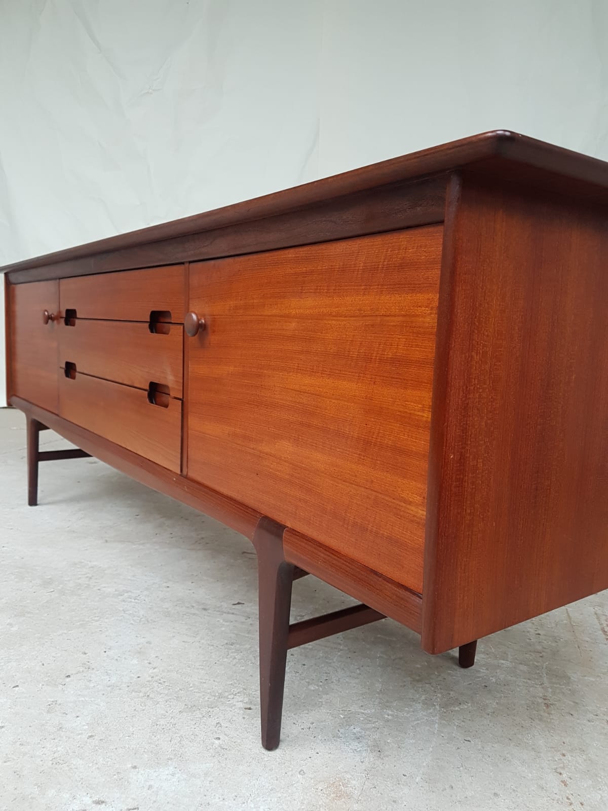 Enfilade par A. Younger en teck