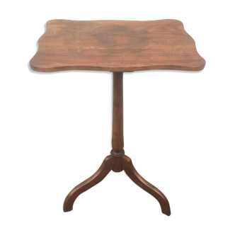 Pedestal table