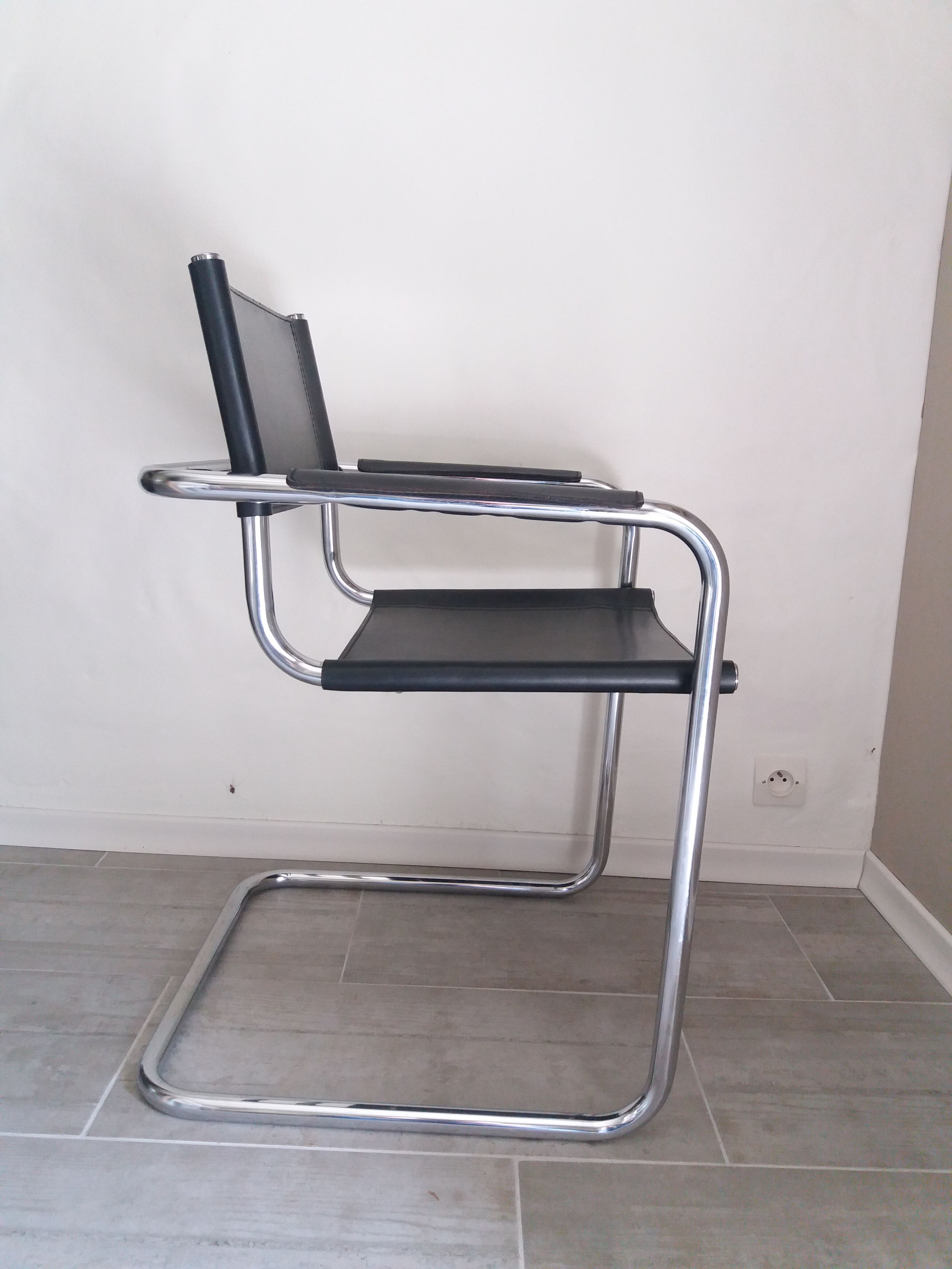 Fauteuil en inox et cuir