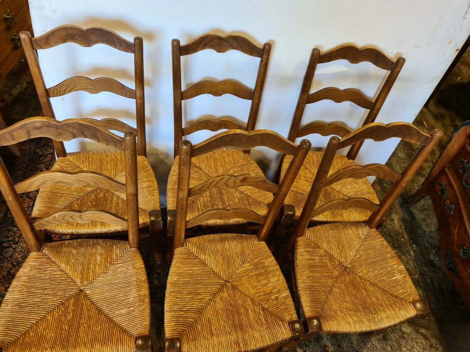 6 high-backed mulched chairs