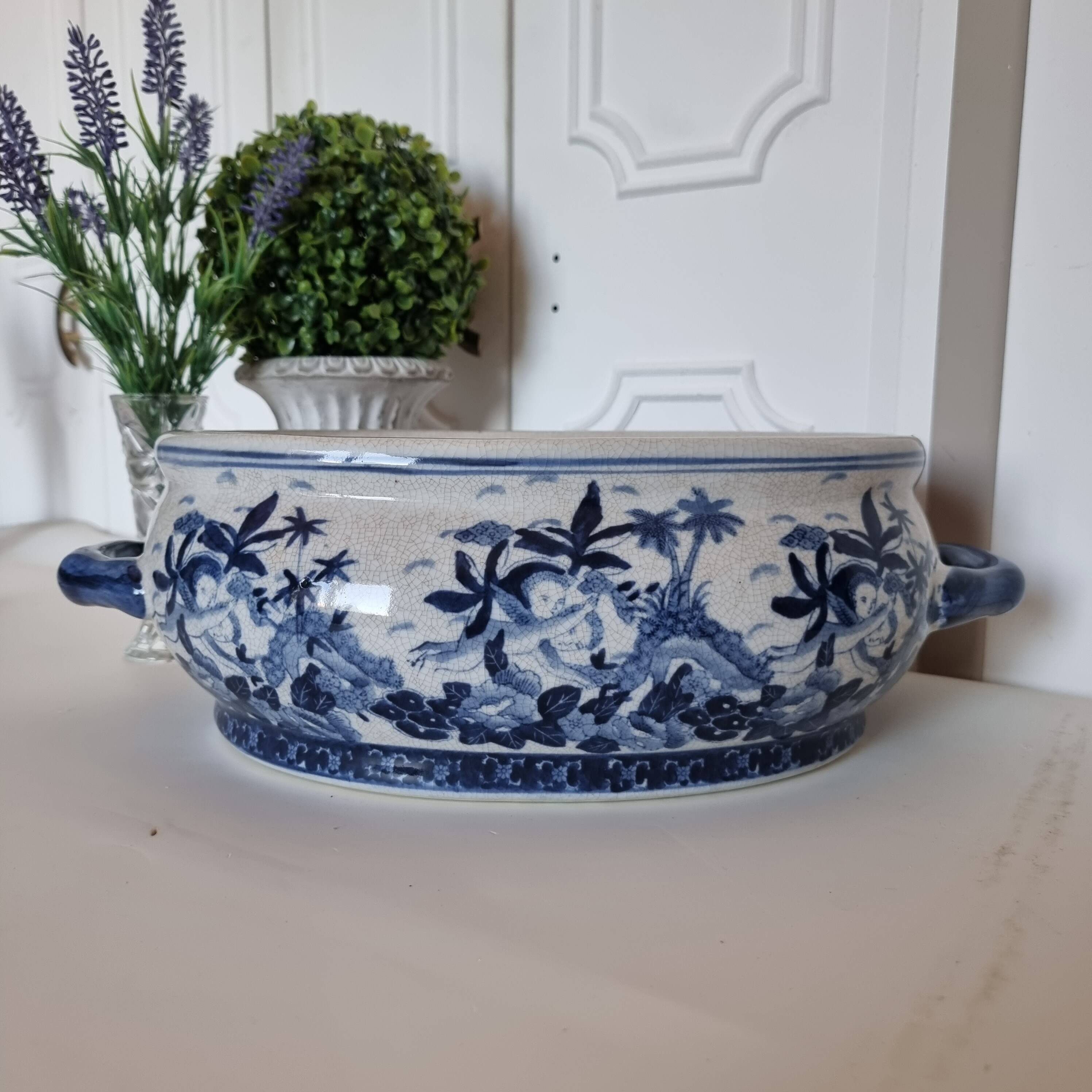 Beautiful Chinese glazed porcelain cachepot or pot, an authentic piece