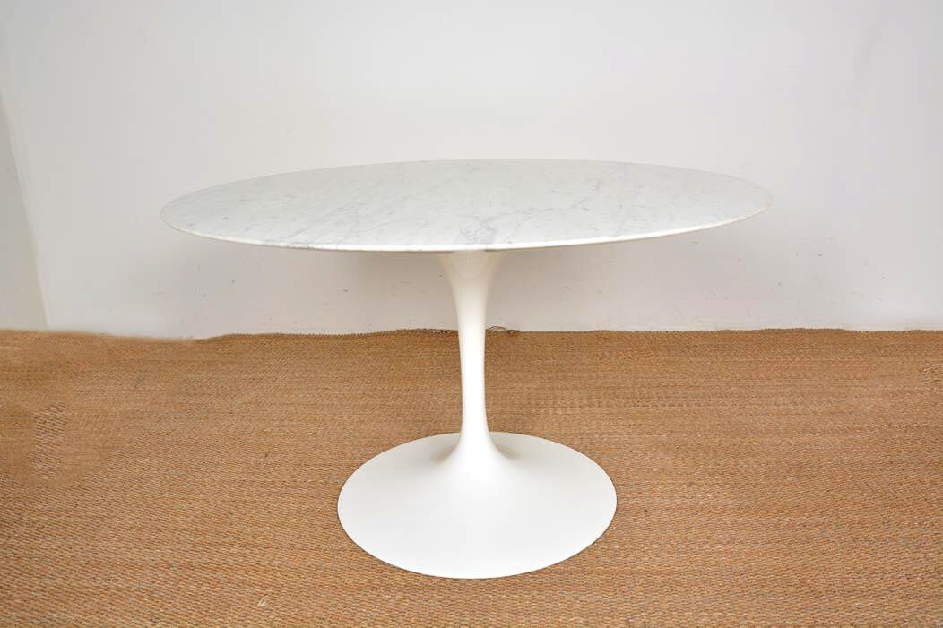 Dining table by Eero Saarinen for Knoll International dating back to the 60s