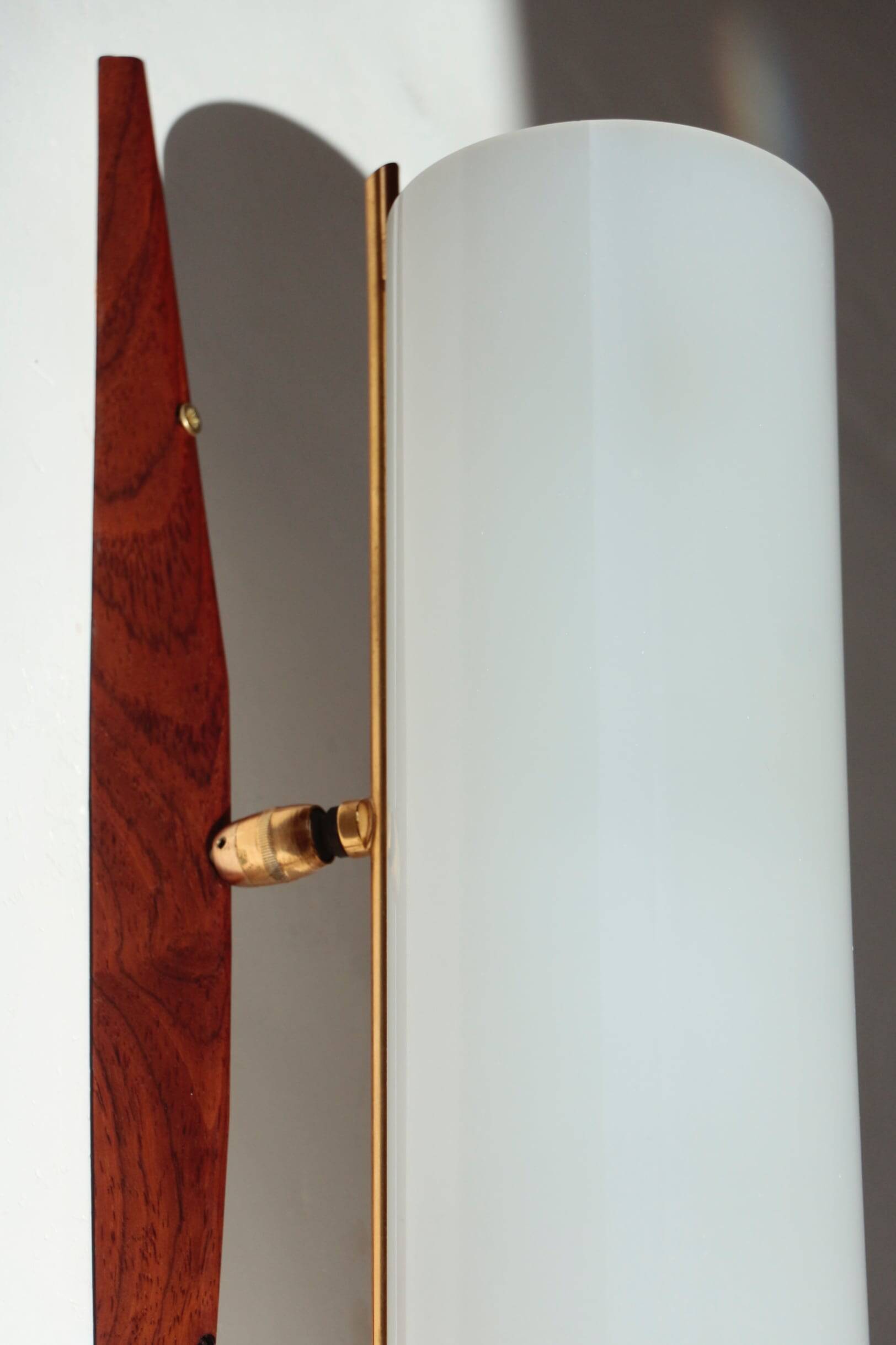 Modernist adjustable wall lights in teak and brass – 1950