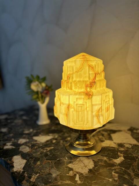 Impressive Art Deco lamp in marbled yellow opaline.