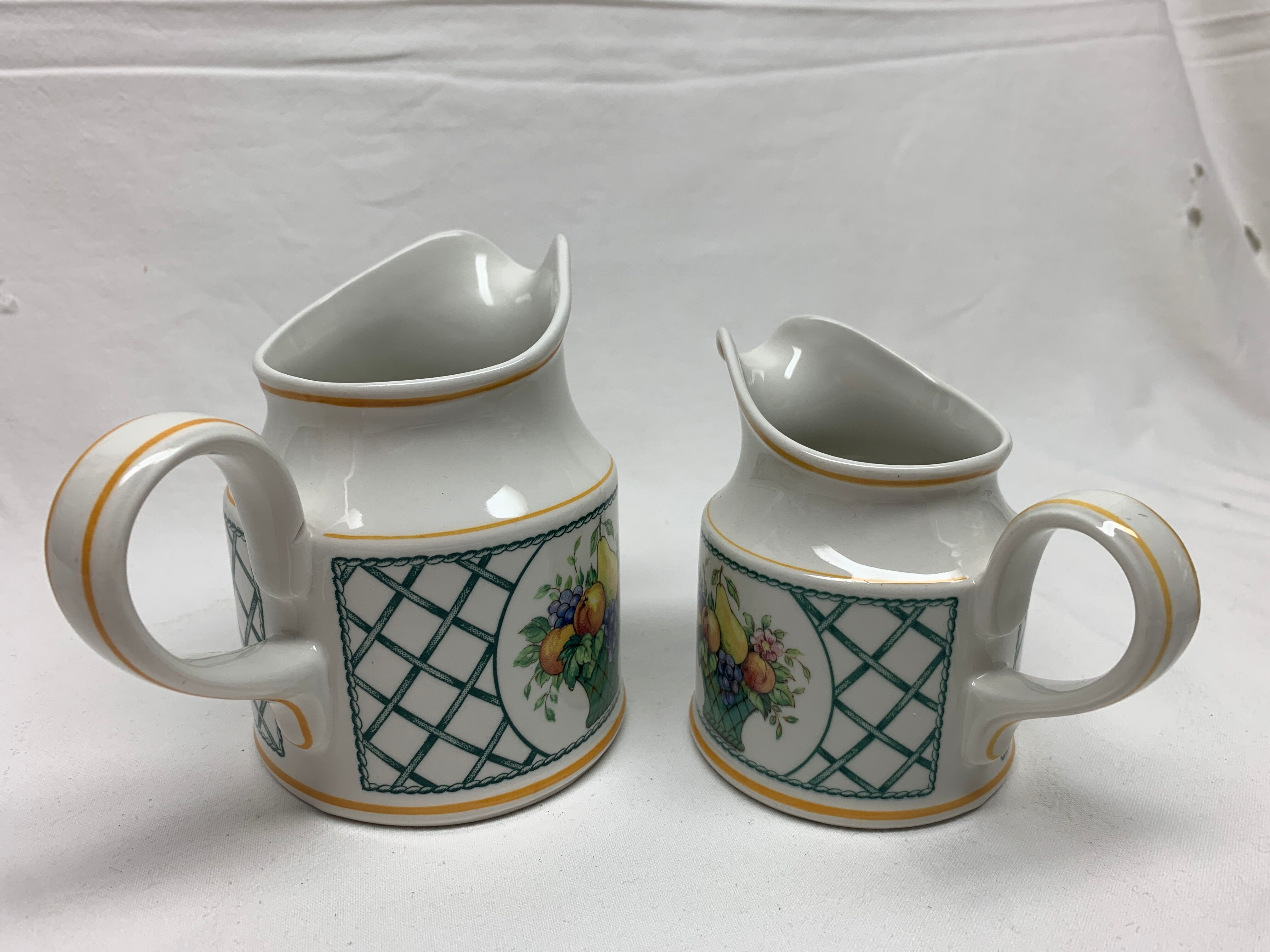 Lot 2 milk jars villeroy & boch basket