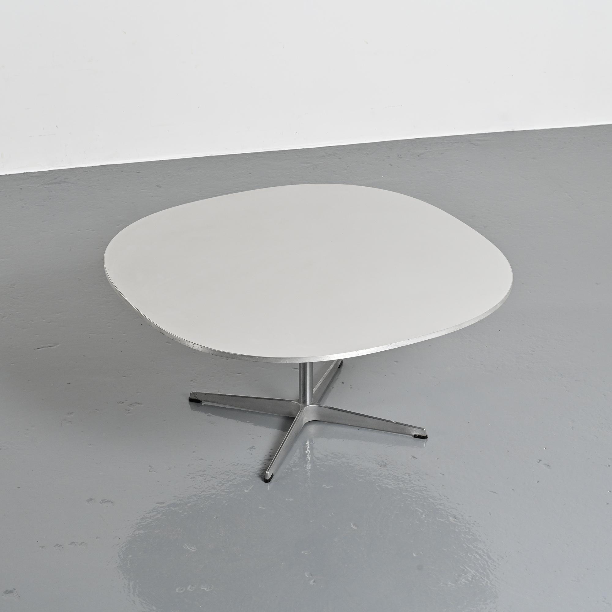 Coffee table by Arne Jacobsen, Fritz Hansen, circa 1970.