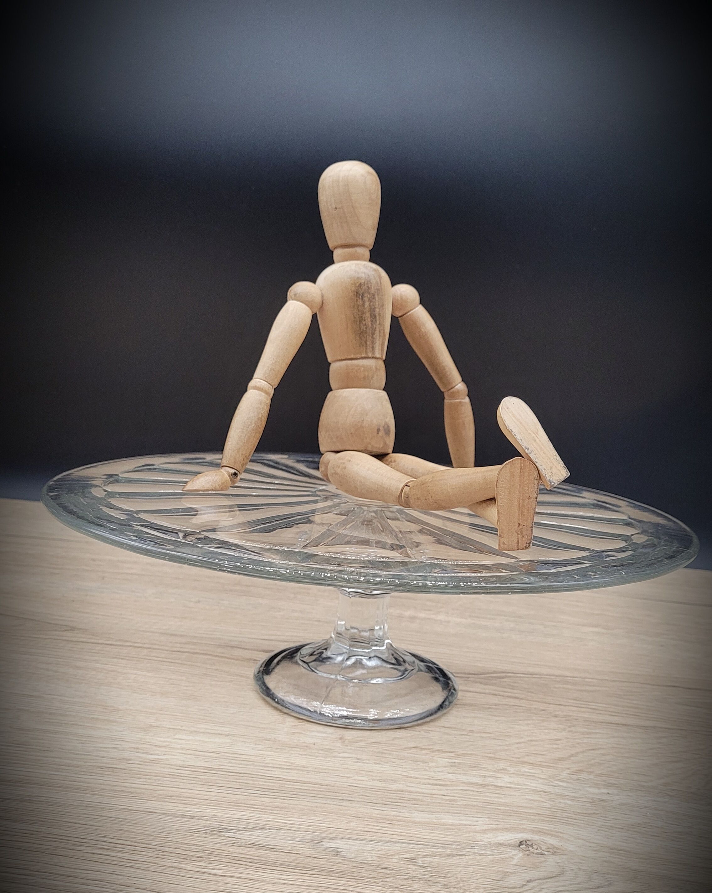 Standing dish for cake or pie