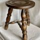 Tabouret tripode à entretoise bois tourné vintage 1950-60